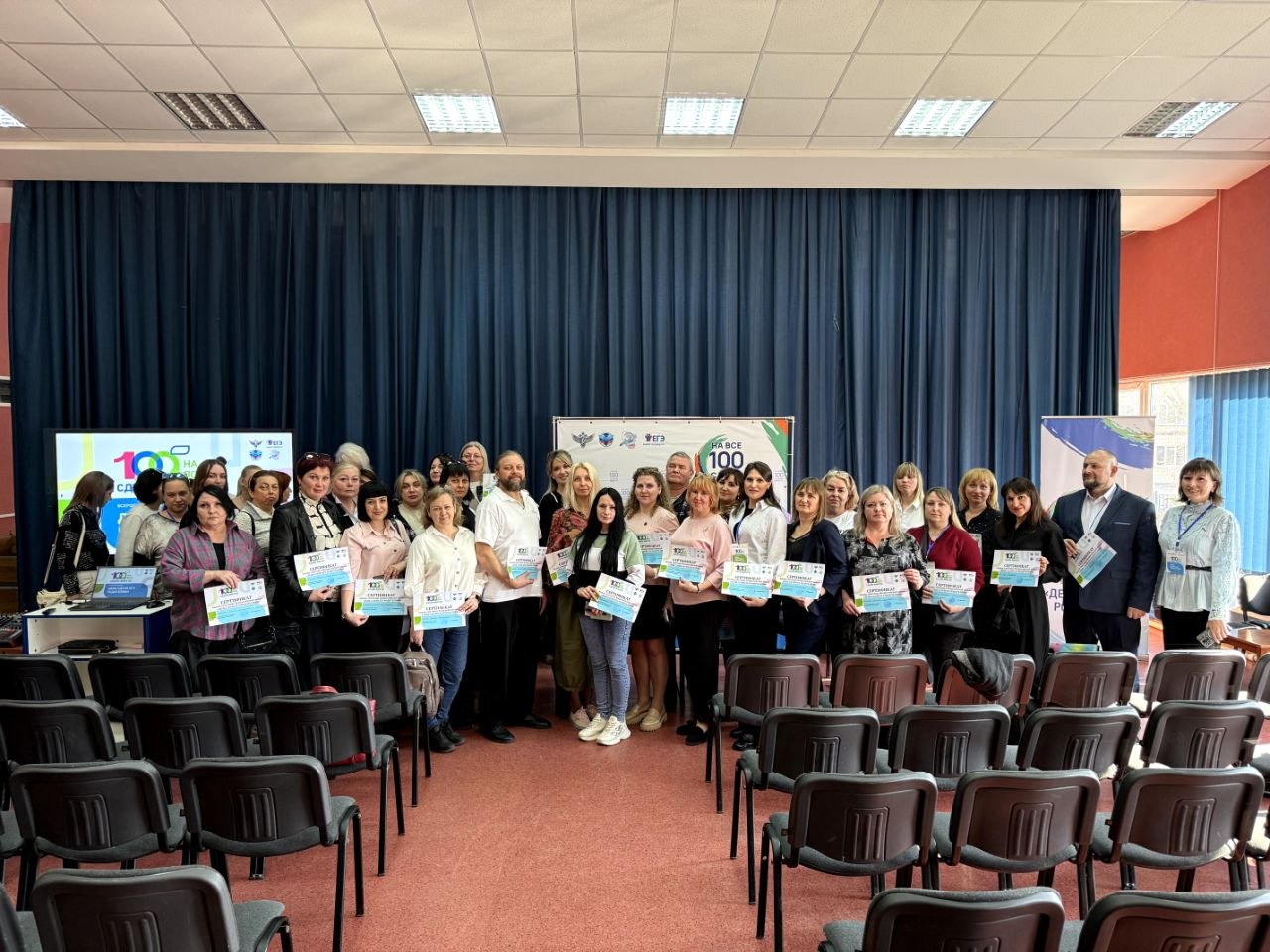 В Луганске прошла Всероссийская акция «Сдаем вместе. День сдачи ЕГЭ родителями»