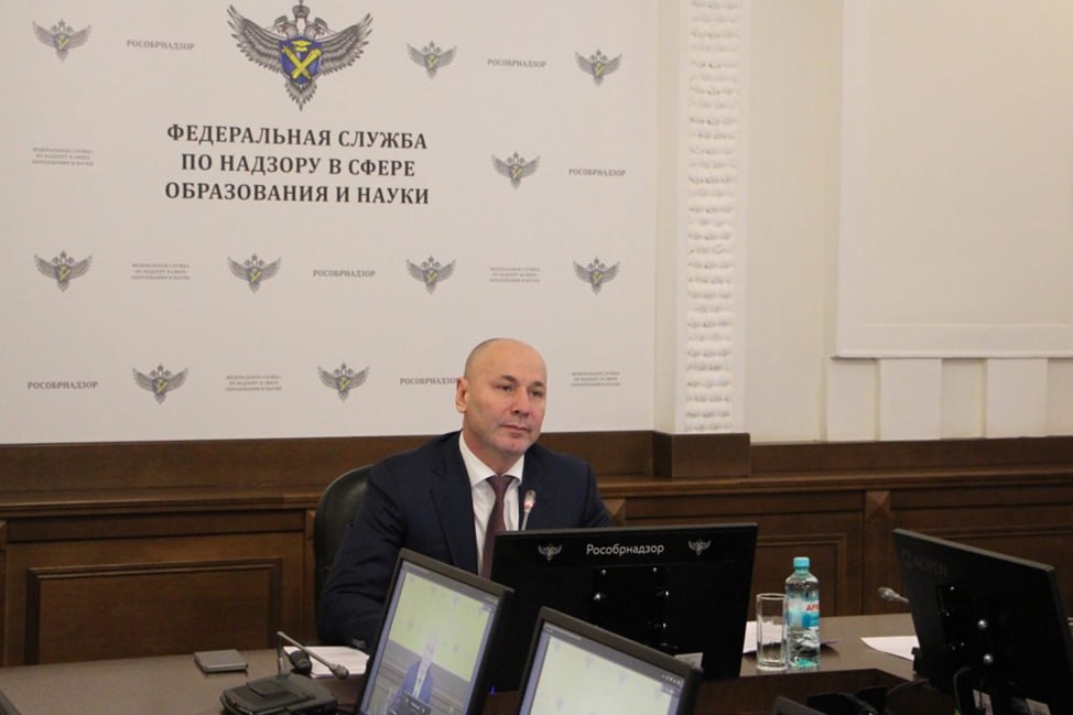 Итоги работы по снижению бюрократической нагрузки в сфере образования в 2025 году и задачи на 2026 год обсудили на совещании Рособрнадзора